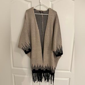 Warm shawl with sleeves and frindges
